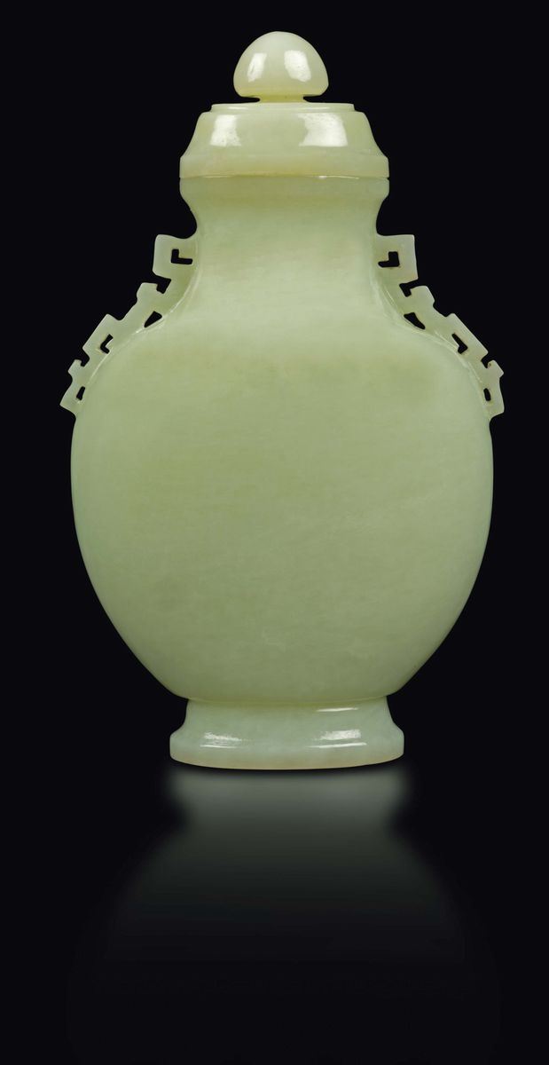 Vasetto in giada bianca Celadon con coperchio e doppia ansa, Cina, Dinastia Qing, XIX secolo  - Asta Fine Chinese Works of Art - Cambi Casa d'Aste