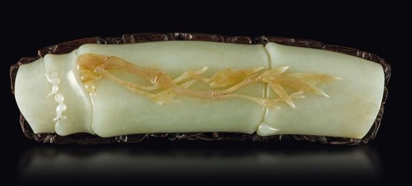 Appoggia polso con decoro a bamboo in giada bianca e russet, Cina, Dinastia Qing, epoca Qianlong (1736-1795)