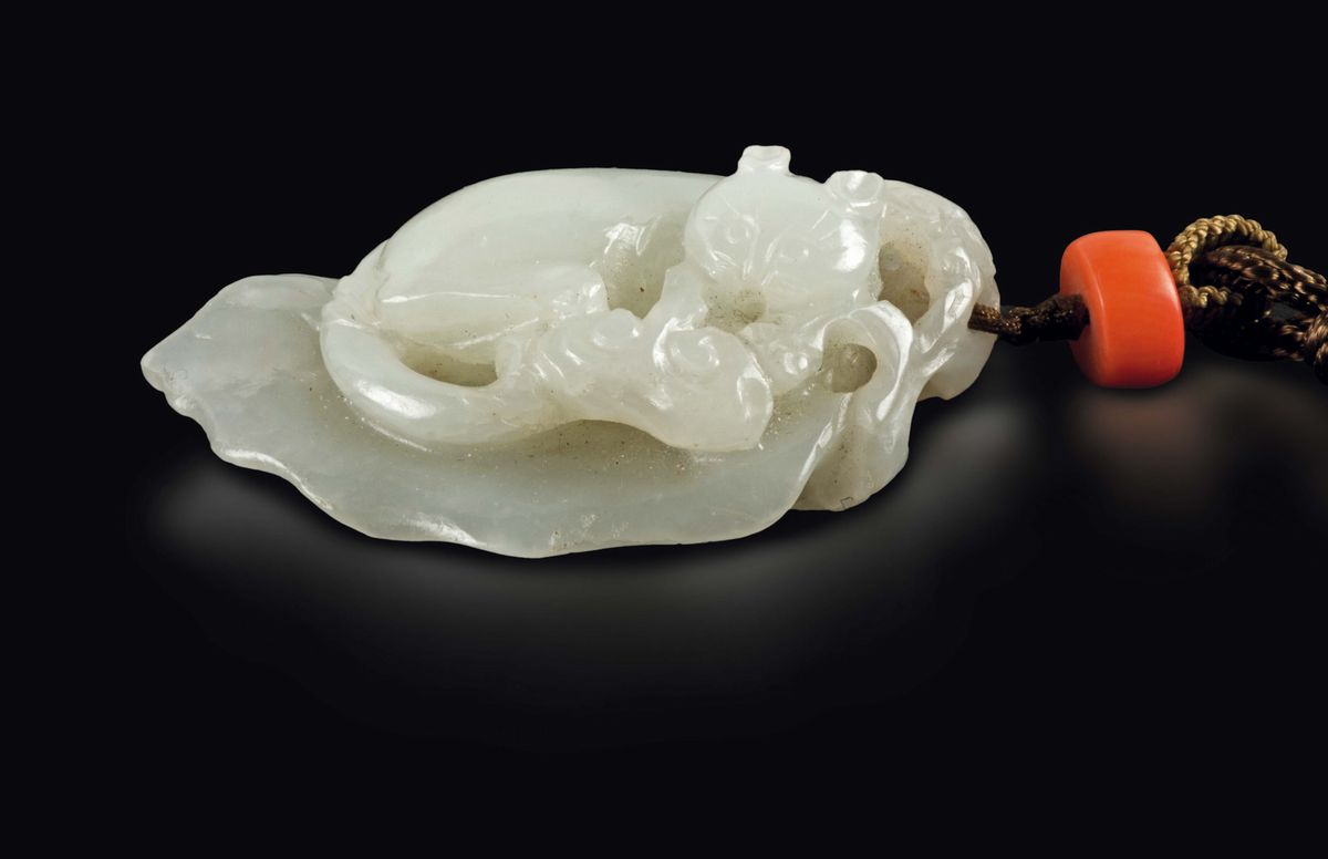 Ciondolo in Giada Bianca Raffigurante Gatto Sopra Foglia, Cina, Dinastia Qing, XIX Secolo