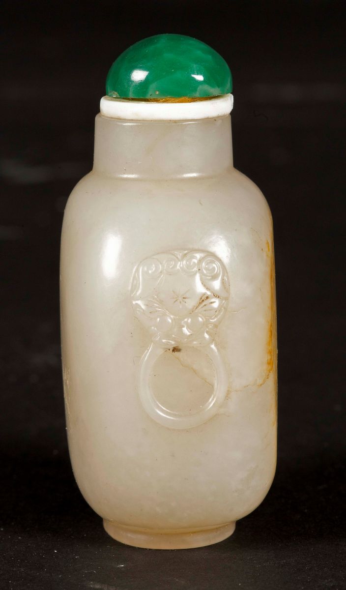 Snuf Bottle in Giada Bianca e Russet con Mascheroni ai Lati, Cina, Dinastia Qing, XIX Secolo