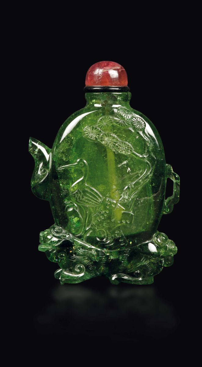 Snuff bottle in tormalina verde a guisa di teiera sorretta da cane di Pho, Cina, XX secolo  - Asta Fine Chinese Works of Art - Cambi Casa d'Aste