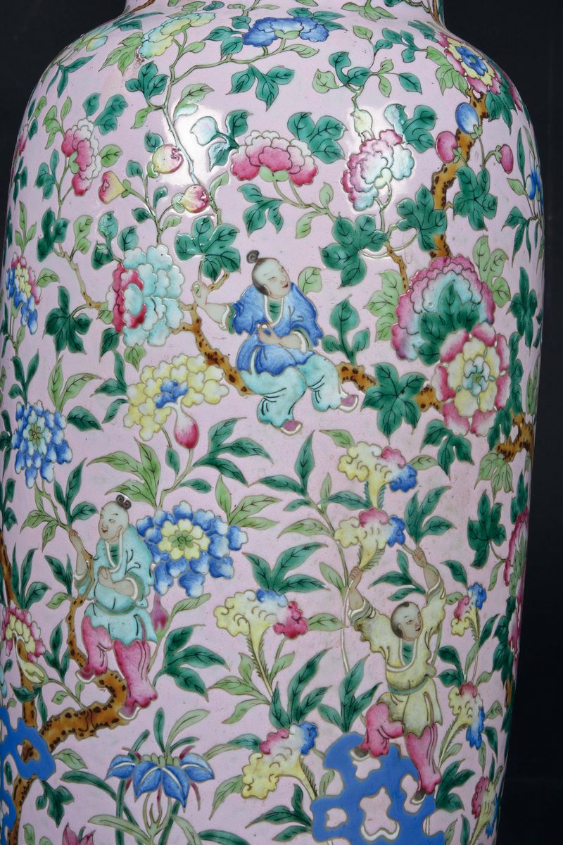 Rara Coppia di Vasi in Porcella Famiglia Rosa con Decoro di Bambini che Giocano tra Rami in Fiore...