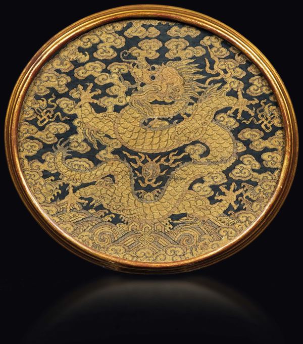 Tessuto circolare ricamato a fondo blu con dragone in filo d'oro, Cina, Dinastia Ming, XVII secolo