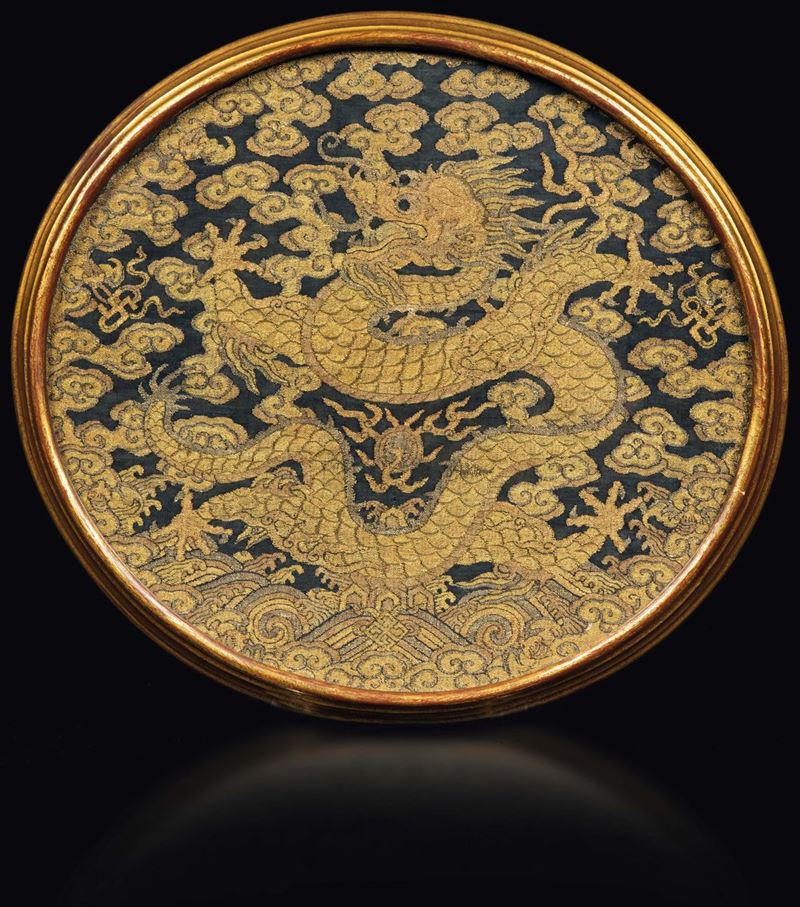 Tessuto circolare ricamato a fondo blu con dragone in filo d'oro, Cina, Dinastia Ming, XVII secolo  - Asta Fine Chinese Works of Art - Cambi Casa d'Aste