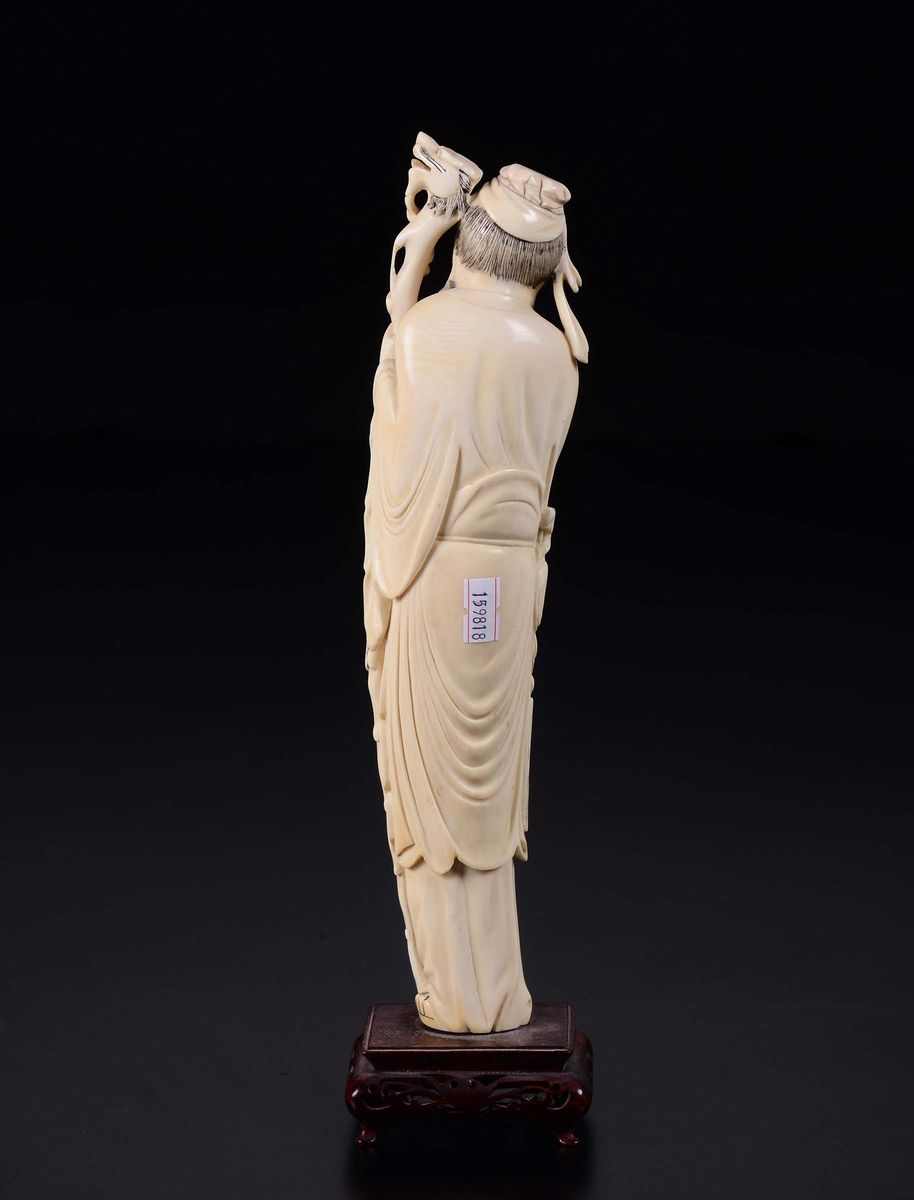 Figura di Saggio con Bastone e Fiore Scolpito in Avorio, Cina, Inizio XX Secolo