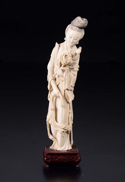 Figura di Guanyin Scolpita in Avorio con Fiori, Cina, Inizio XX Secolo