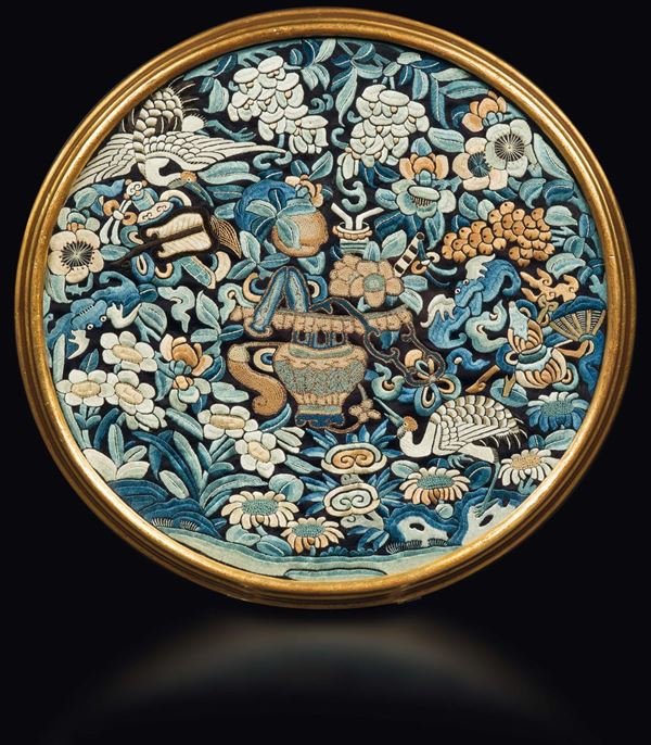 Lotto di tre tessuti finemente ricamati con filo dorato, due raffiguranti fenici ed uno circolare con natura morta, Cina, Dinastia Qing, XIX secolo