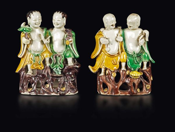 Due gruppi di saggi in porcellana a smalti Sancai, Cina, Dinastia Qing, epoca Kangxi (1662-1722)