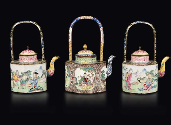 Tre teiere a smalti cloisonné con personaggi a soggetto europeo, Cina, Canton, epoca Qianlong (1736-1795)