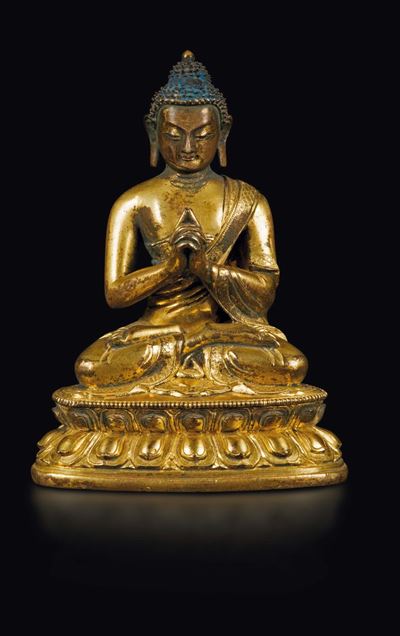 Figura di Buddha Sakyamuni in Bronzo Dorato su Doppio Fiore di Loto, Cina, Dinastia Qing, XVIII S...