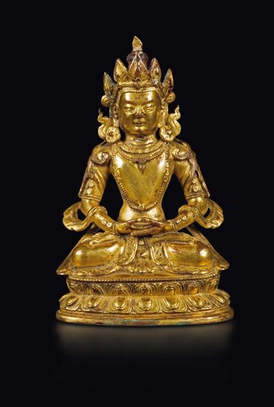 Figura di Amitayus in Bronzo Dorato su Doppio Fiore di Loto, Cina, Dinastia Qing, XVIII Secolo