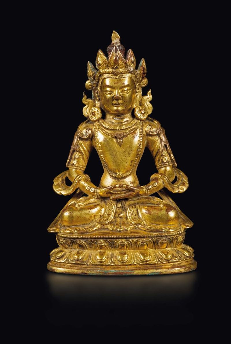A gilt bronze figure of Amitayus on a double lotus flower, China, Qing Dynasty, 18th century  - Auction Fine Chinese Works of Art - Cambi Casa d'Aste