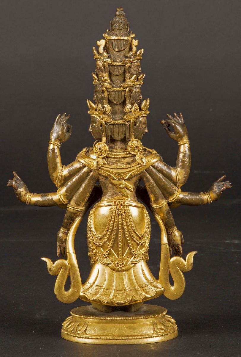 Figura di Avalokitesvara Ad Undici Teste in Bronzo Dorato Eretta su Fiore di Loto, Cina, Dinastia...