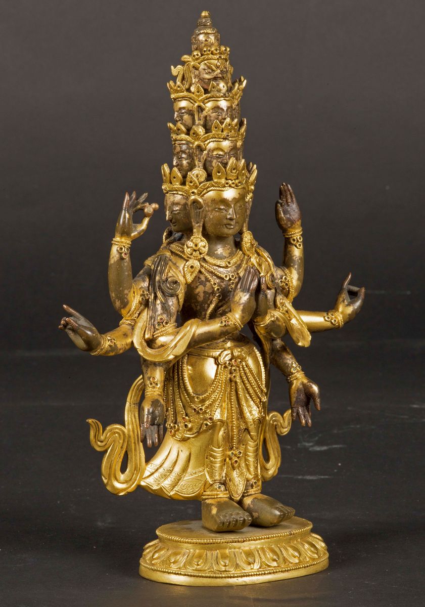 Figura di Avalokitesvara Ad Undici Teste in Bronzo Dorato Eretta su Fiore di Loto, Cina, Dinastia...