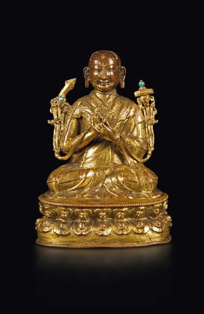 Figura di Lama in Bronzo Dorato Seduto su Doppio Fiore di Loto con Innesti in Turchese, Tibet, XV...