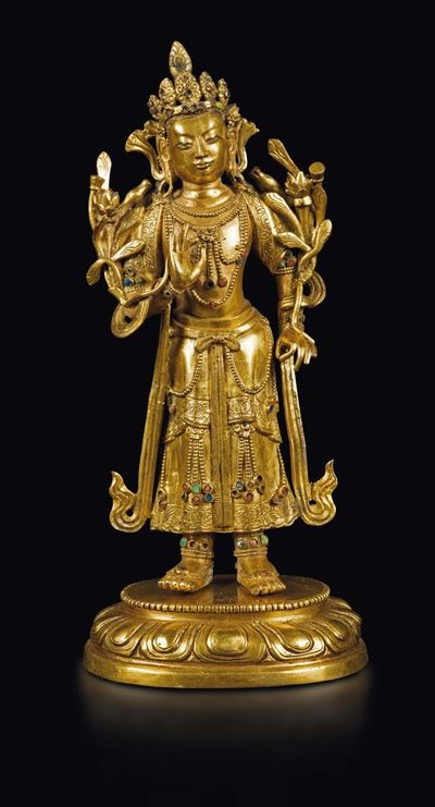 Figura di Amitayus in Bronzo Dorato con Innesti in Pietre Dure Eretto Sopra Fiore di Loto, Cina, ...