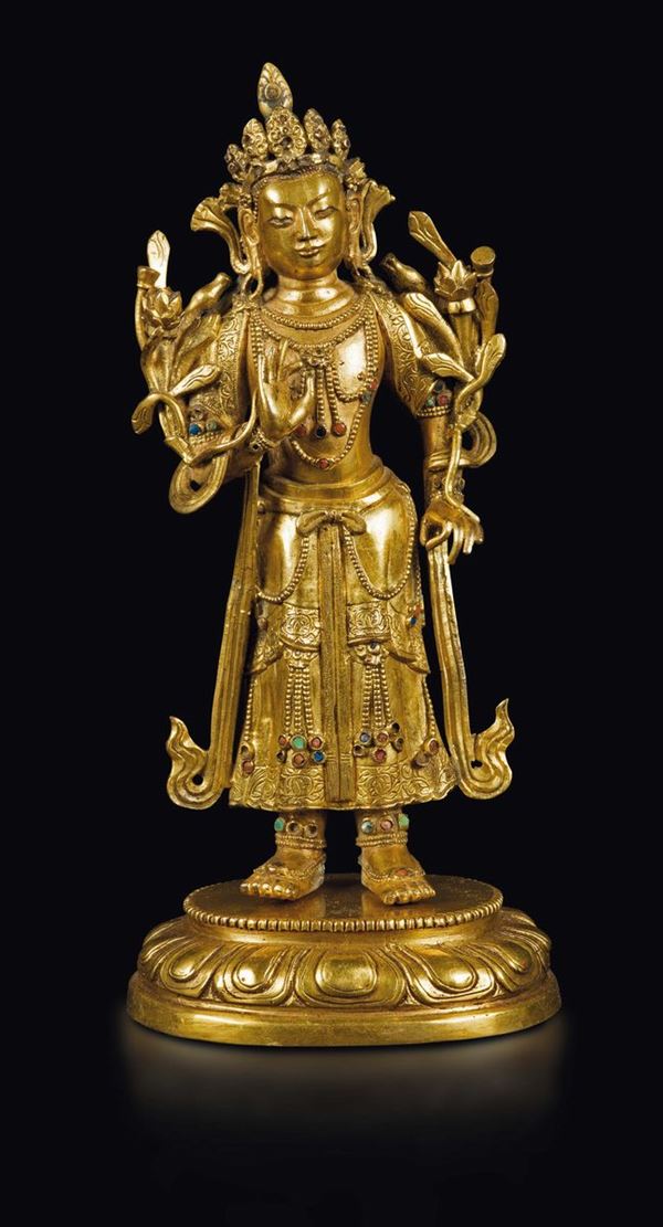 Figura di Amitayus in bronzo dorato con innesti in pietre dure eretto sopra fiore di loto, Cina, Dinastia Qing, XVIII secolo