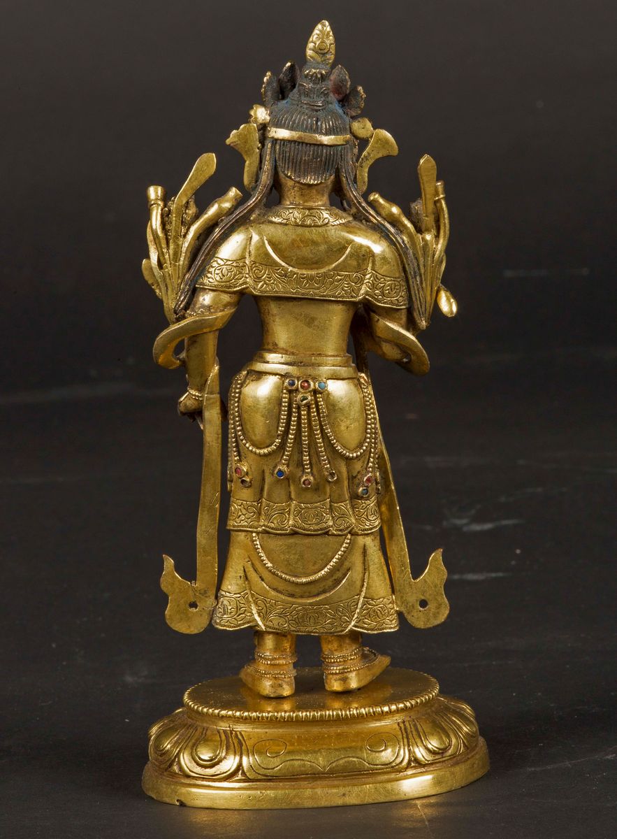 Figura di Amitayus in Bronzo Dorato con Innesti in Pietre Dure Eretto Sopra Fiore di Loto, Cina, ...