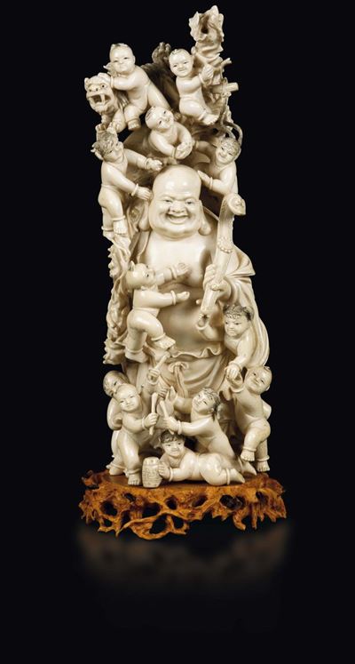 Gruppo Scolpito in Avorio Raffigurante Budai con Ruyi Attorniato da Fanciulli, Cina, Inizio XX Se...