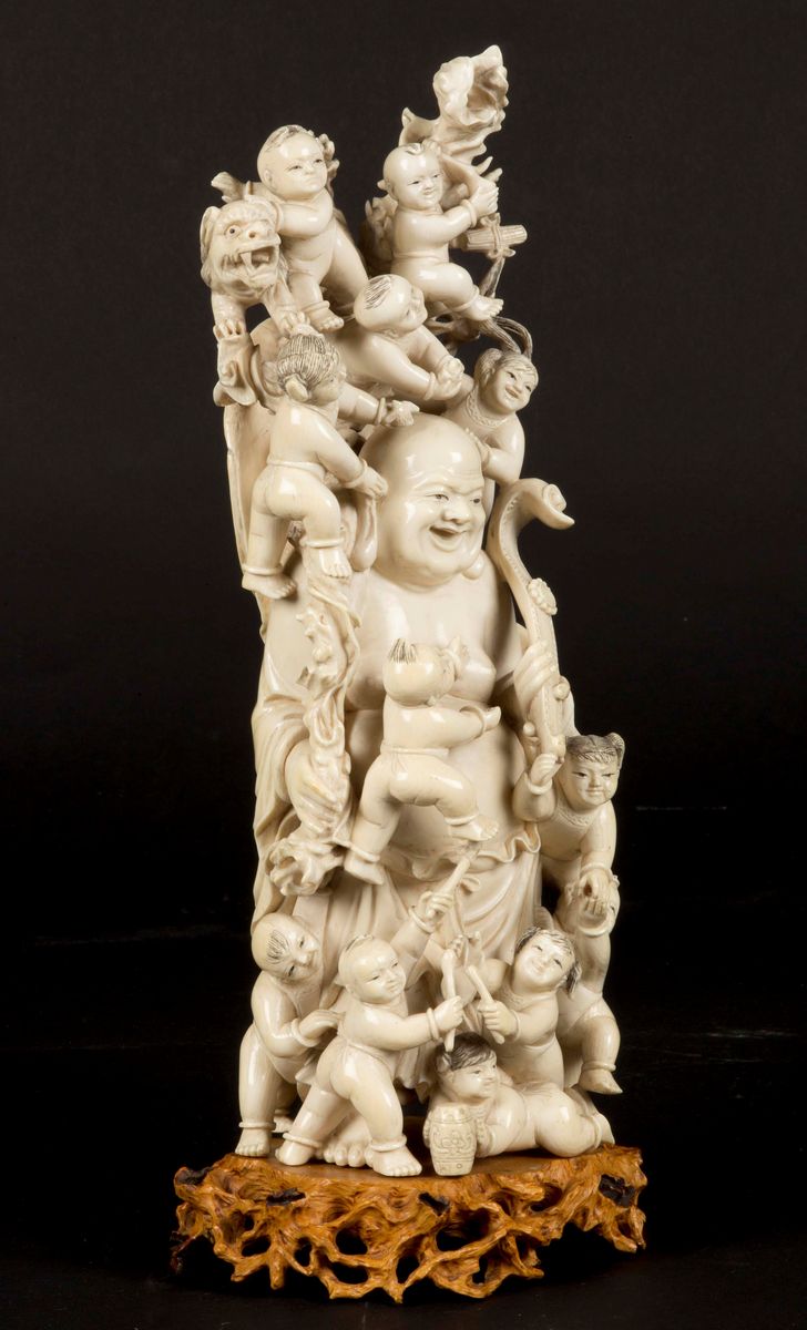 Gruppo Scolpito in Avorio Raffigurante Budai con Ruyi Attorniato da Fanciulli, Cina, Inizio XX Se...