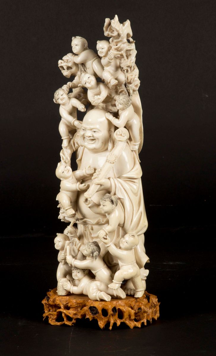 Gruppo Scolpito in Avorio Raffigurante Budai con Ruyi Attorniato da Fanciulli, Cina, Inizio XX Se...