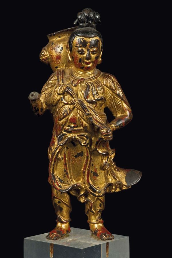 Figura di uomo con vaso sulla schiena scolpito in bronzo dorato a freddo e con tracce di laccatura, Cina, Dinastia Ming, XVII secolo