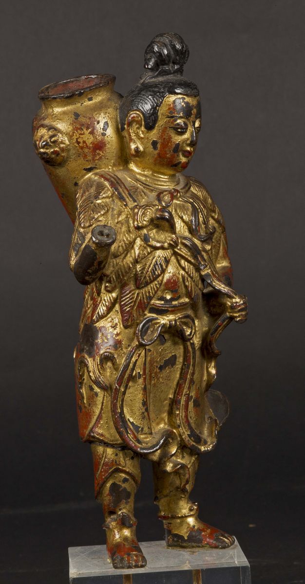 Figura di Uomo con Vaso sulla Schiena Scolpito in Bronzo Dorato a Freddo e con Tracce di Laccatur...
