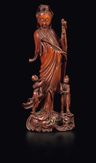 Figura di Guanyin con Ruyi Circondata da Fanciulli Sopra Drago in Legno, Cina, Dinastia Qing, XIX...