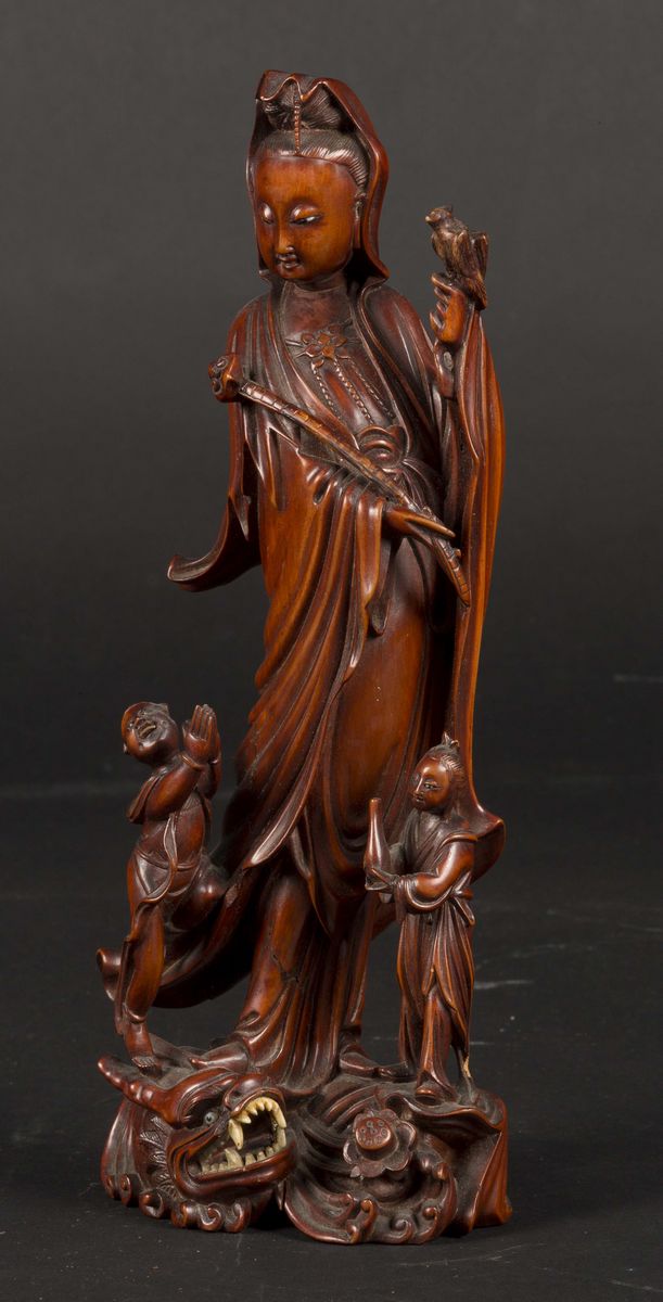 Figura di Guanyin con Ruyi Circondata da Fanciulli Sopra Drago in Legno, Cina, Dinastia Qing, XIX...