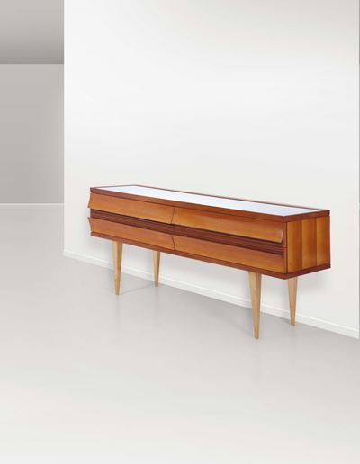 Cassettiera in Legno con Supporti in Ottone Lucido.
