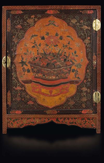 Mobiletto in Lacca con Decoro di Vasi di Frutta e Fiori e Dragone, Cina, Dinastia Qing, XVIII Sec...