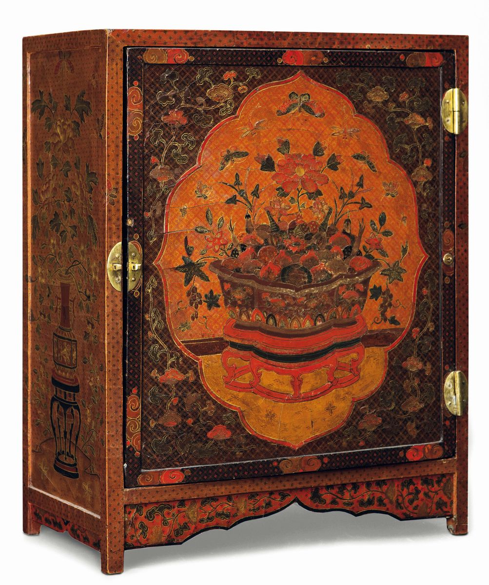 Mobiletto in Lacca con Decoro di Vasi di Frutta e Fiori e Dragone, Cina, Dinastia Qing, XVIII Sec...
