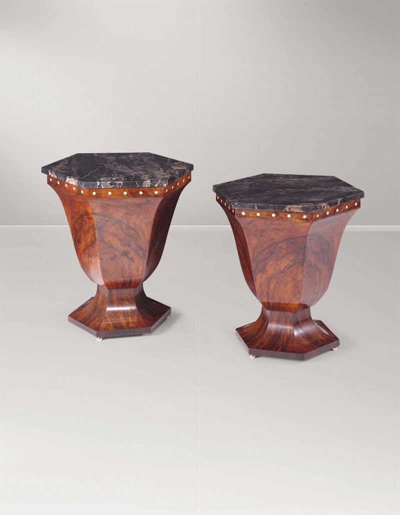 Coppia di tavoli bassi in legno con piano in marmo.  - Auction Design - II - Cambi Casa d'Aste