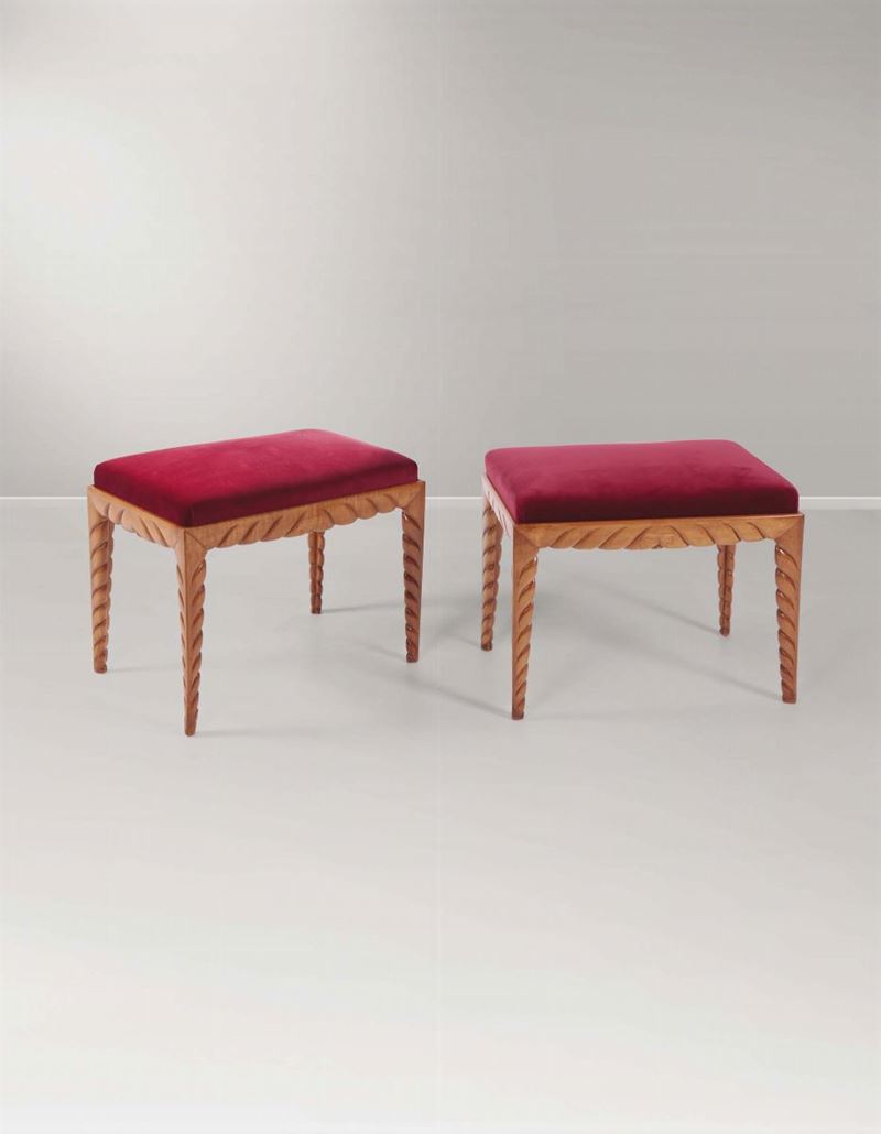 Coppia di sgabelli in legno lavorato e seduta con rivestimento in velluto.  - Auction Design - II - Cambi Casa d'Aste