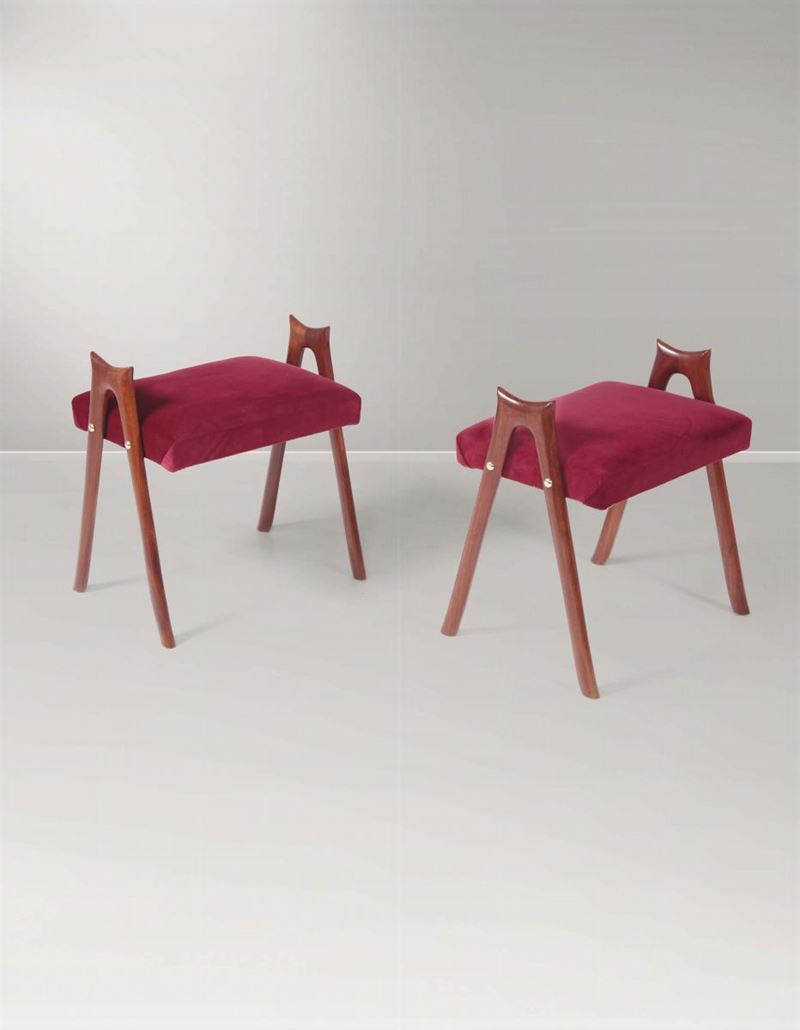 Coppia di sgabelli in legno lucido e seduta in velluto.  - Auction Design - II - Cambi Casa d'Aste