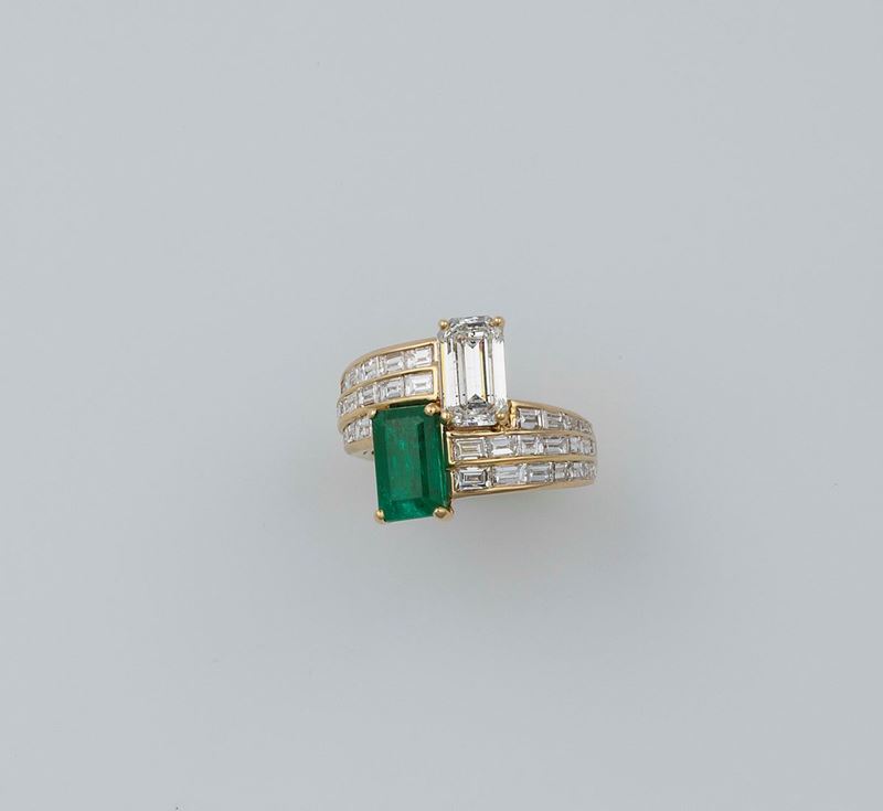 Emerald and diamond crossover design ring  - Auction Fine Jewels - II - Cambi Casa d'Aste