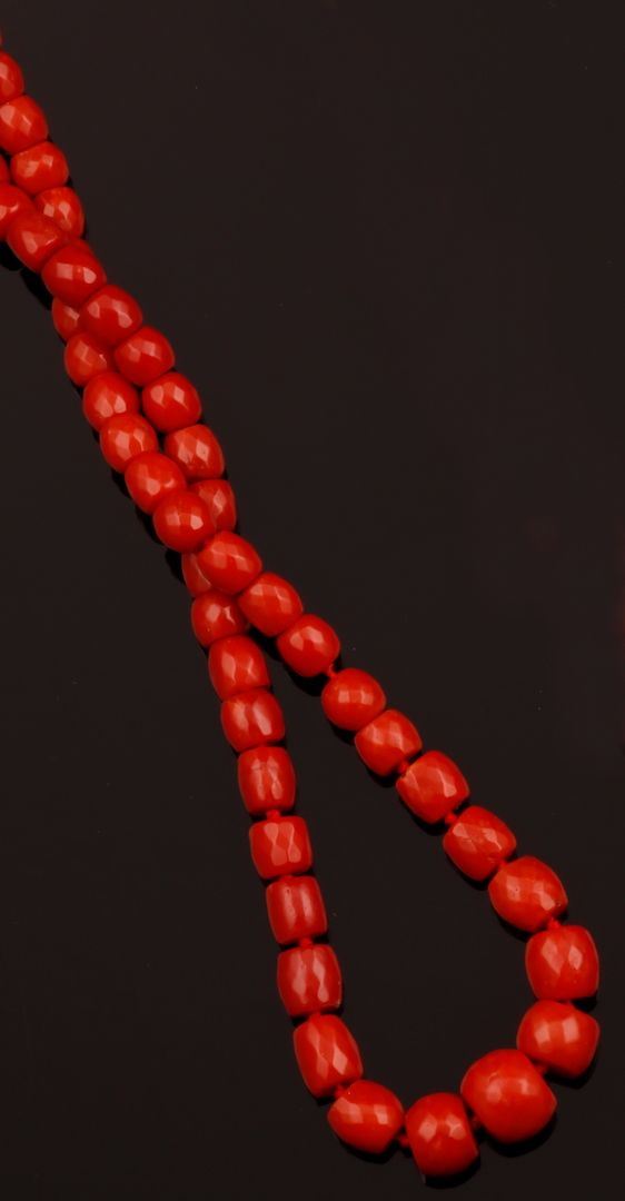 Graduated coral beads necklace with silver clasp