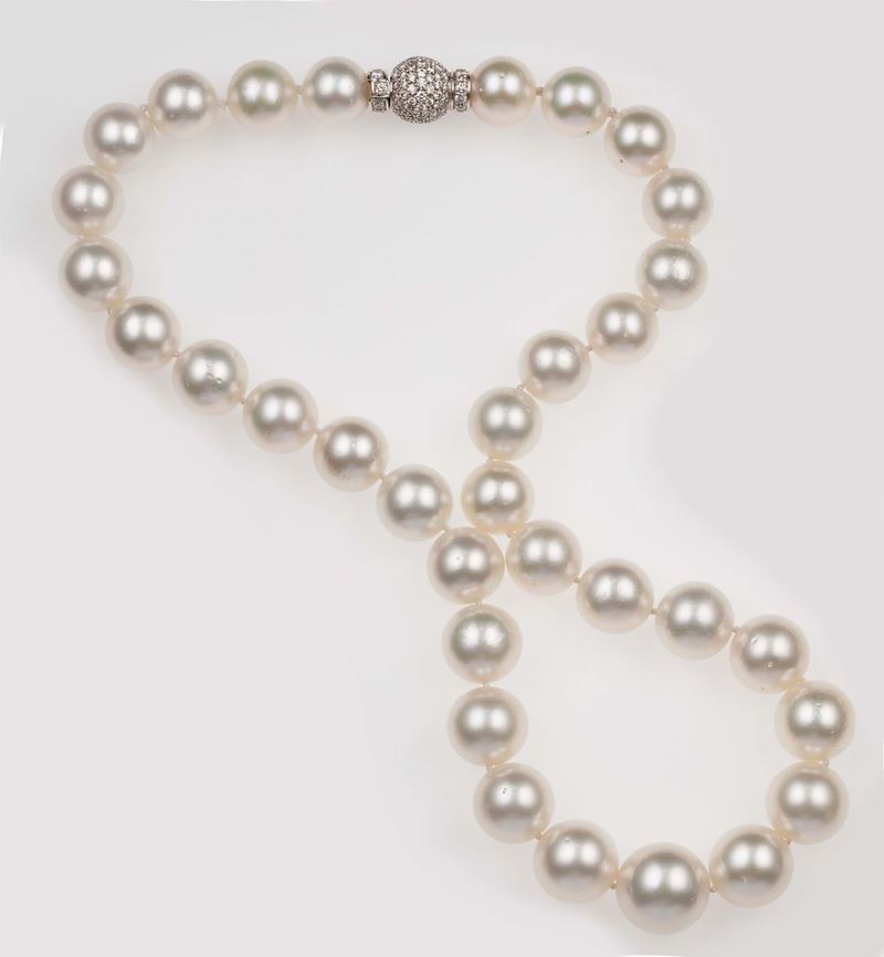 Cultured pearl necklace with a diamond and gold clasp  - Auction Fine Jewels - II - Cambi Casa d'Aste