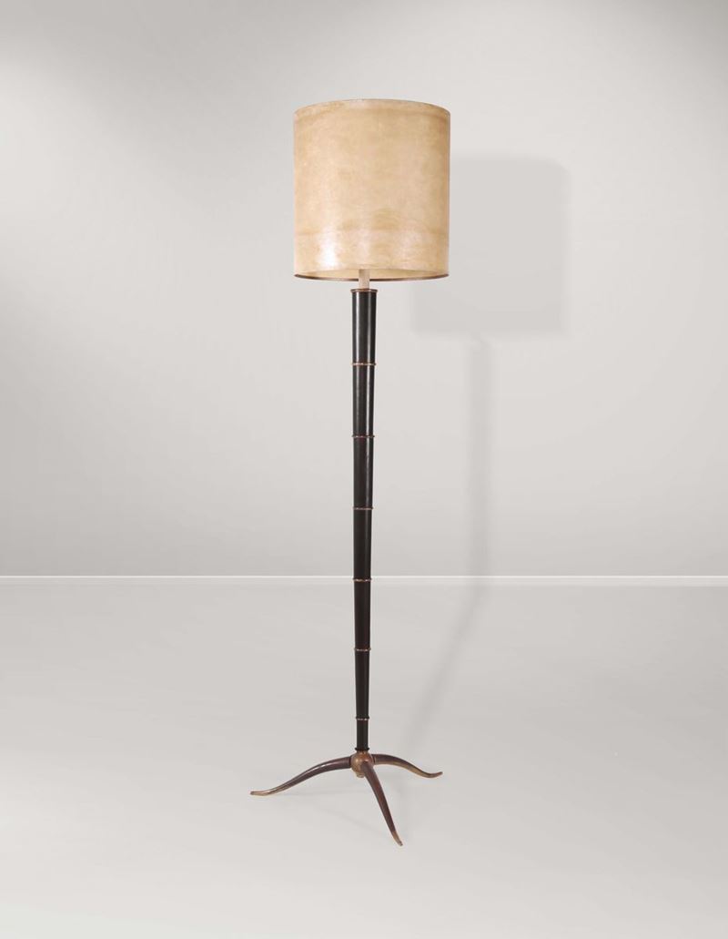 Lampada da terra con base in ottone lucido e fusto in legno laccato  - Auction Design - III - Cambi Casa d'Aste