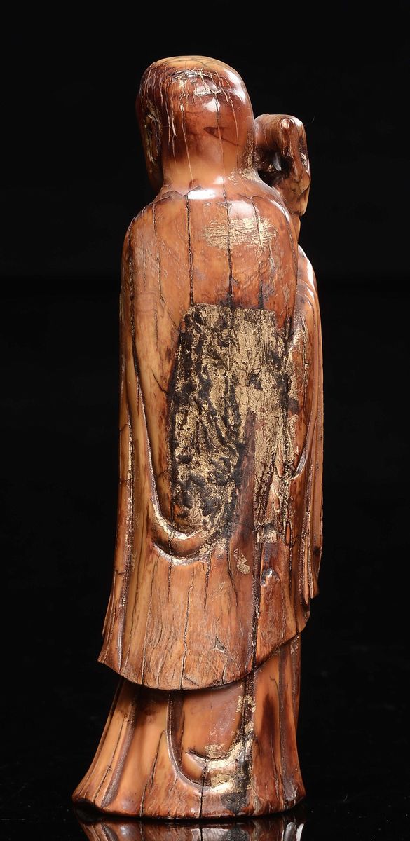 Scultura in Avorio Patinato con Segni di Doratura Raffigurante Saggio con Bastone, Cina, Dinastia...