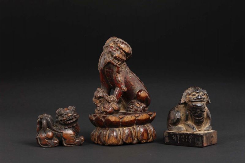 Three carved wood Pho dogs, one is a seal, China, Qing Dynasty, 19th century  - Auction Chinese Works of Art - Cambi Casa d'Aste