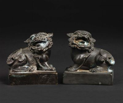 Due Sigilli in Bronzo Sormontati da Cani di Pho, Cina, XX Secolo