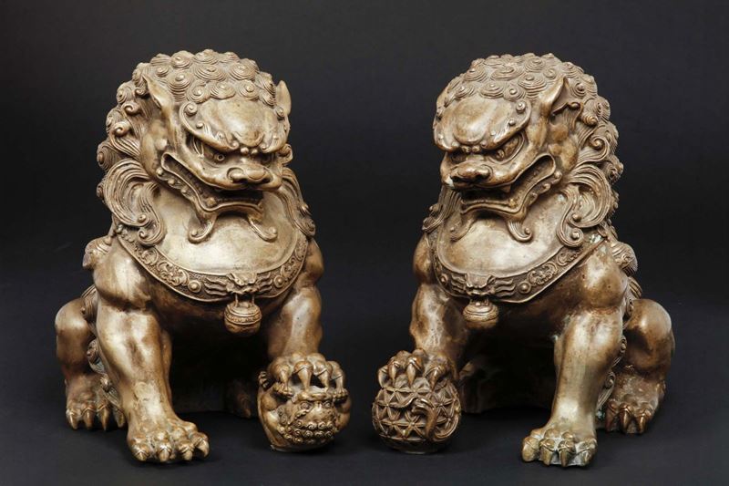 Coppia di cani di Pho in bronzo, Cina, XX secolo  - Asta Chinese Works of Art - Cambi Casa d'Aste