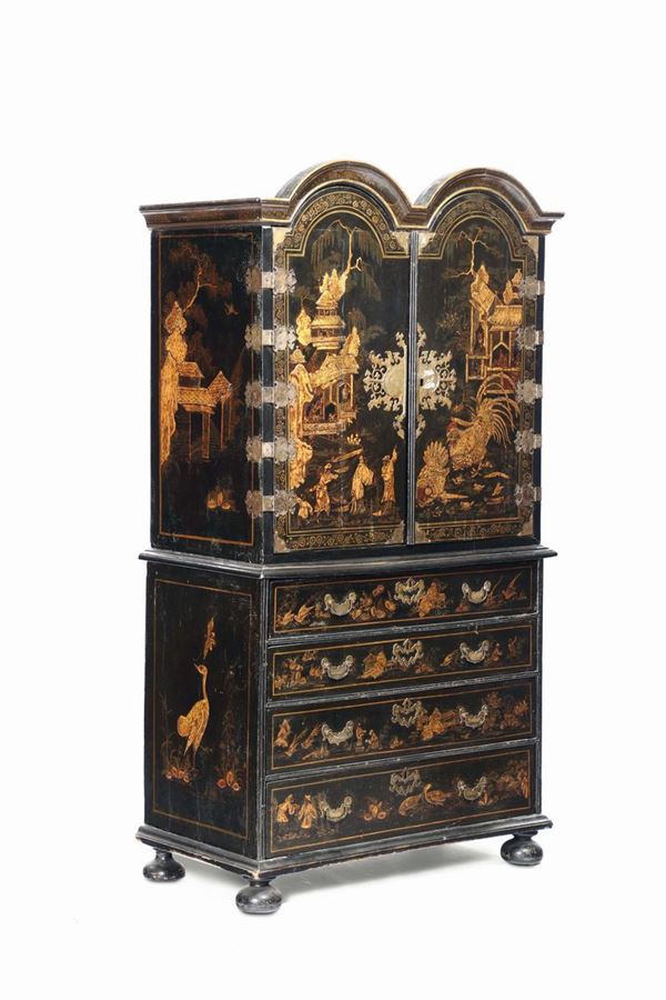 Bureau cabinet in legno ebanizzato ed interamente laccato a chinoiseries, Inghilterra, XVIII secolo,  [..]