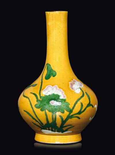 Vaso in Porcellana a Fondo Giallo con Decoro Floreale, Cina, Dinastia Qing, XIX Secolo