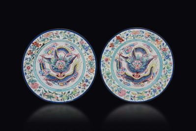 Coppia di Piatti a Smalti Canton con Decoro di Fiori e Pesche e Dragone Centrale, Cina, Dinastia ...
