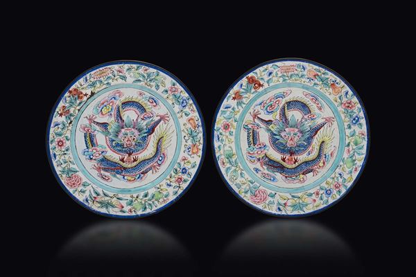 Coppia di piatti a smalti Canton con decoro di fiori e pesche e dragone centrale, Cina, Dinastia Qing, XVIII secolo