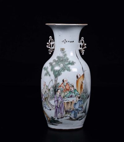 Vaso in Porcellana a Smalti Policromi con Personaggi ed Iscrizioni, Cina, Dinastia Qing, Fine XIX...