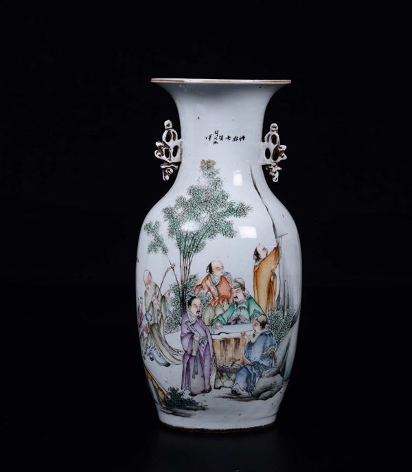 Vaso in porcellana a smalti policromi con personaggi ed iscrizioni, Cina, Dinastia Qing, fine XIX secolo