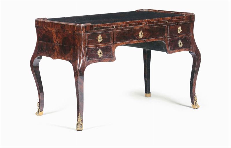 Scrivania interamente lastronata a cinque cassetti in stile settecentesco  - Asta Antiquariato - II - Cambi Casa d'Aste